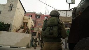 جنود اسرائيليون يعتقلون رجلا فلسطينيا مشتبها بقتل جندي اسرائيلي بواسطة القاء لوح رخام على رأسه في مخيم الامعري في رام الله، 6 يونيو 2018 (IDF)