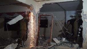 جنود إسرائيليون يقومون بهدم منزل الشاب الفلسطيني علاء كبها في الضفة الغربية، الذي قام بدهس مجموعة من الجنود بمركبته ما أسفر  عن مقتل اثنين منهم، في 21 يونيو 2018. (الجيش الإسرائيلي)