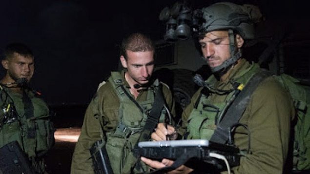 ضباط اسرائيليين في مرتفعات الجولان يديرون عملية لتوفير مساعدات انسانية للاجئين سوريين في مخيمات في جنوب غرب سوريا، 28 يونيو 2018 (IDF Spokesperson’s Unit)