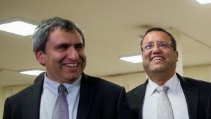 وزير الليكود زئيف الكين (إلى اليسار) وموشيه ليون في البرلمان الإسرائيلي في 26 مارس 2015 (Yonatan Sindel / FLASH90)