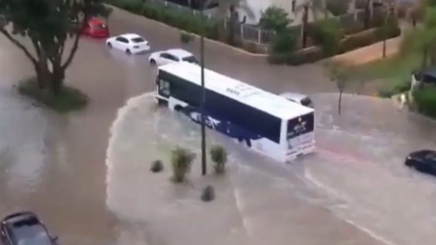 فيضانات في مدينة سديروت، 13 يونيو 2018 (screen capture: Twitter/Hadashot/Robby Pereg)