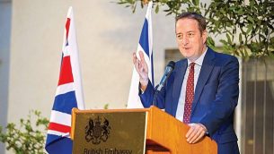 السفير البريطاني دافيد كواري يتحدث في حدث الهجرة المائة في مركز الأخبار اليهودية في المملكة المتحدة، 10 مايو 2018. (Yossi Zeligar/Nikoart, via UK Jewish News)