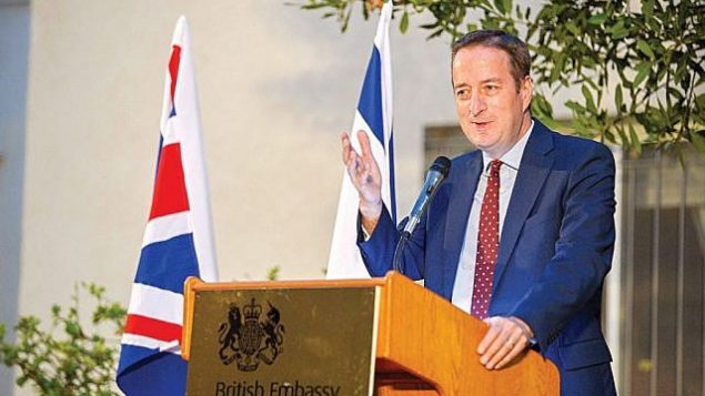 السفير البريطاني دافيد كواري يتحدث في حدث الهجرة المائة في مركز الأخبار اليهودية في المملكة المتحدة، 10 مايو 2018. (Yossi Zeligar/Nikoart, via UK Jewish News)