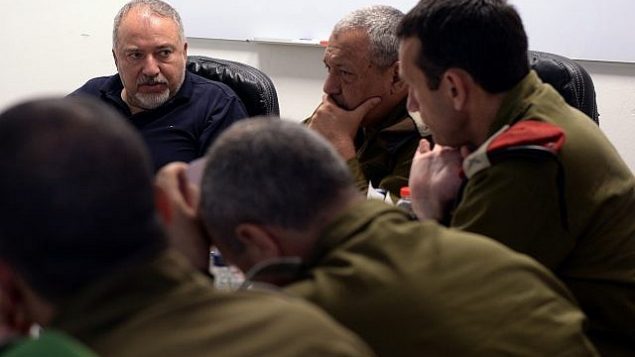 وزير الدفاع أفيغدور ليبرمان، إلى اليسار، يجتمع مع كبار الضباط في القيادة الجنوبية للجيش الإسرائيلي، بمن فيهم قائد الجيش الإسرائيلي غادي إيزنكوت، في الوسط، واللواء هرتسل هاليفي في 12 يونيو 2018. (Ariel Hermoni/Defense Ministry)