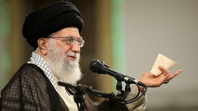 صورة زودها مكتب المرشد الأعلى الإيراني في 30 أبريل، 2018، تظهر آية الله علي خامنئي يلوح للجمهور في خطاب ألقاه بمناسبة ’يوم العمال’. (AFP PHOTO / Iranian Supreme Leader’s Website / HO)