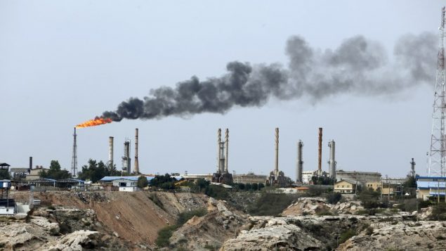 صورة توضيحية لمنشآت نفطية في جزيرة خارج الإيرانية في الخليج، 12 مارس 2017 (ATTA KENARE / AFP)