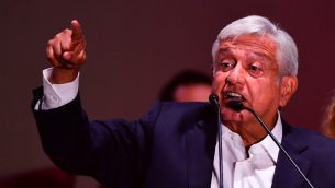 الرئيس المكسيكي المنتخب أندريس مانويل لوبيز أوبرادور بعد فوزه بالانتخابات المكسيكية، في مدينة مكسيكو، 1 يوليو 2018 (RONALDO SCHEMIDT / AFP)