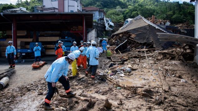 طواقم اغاثة يخلون الحطام من شارع في منطقة اصيبت بفياضانات في هيروشيما، 9 يوليو 2018 (MARTIN BUREAU / AFP) طواقم اغاثة يخلون الحطام من شارع في منطقة اصيبت بفياضانات في هيروشيما، 9 يوليو 2018 (MARTIN BUREAU / AFP)