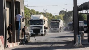 قوات امن فلسطينيين موالين للسلطة الفلسطينية عند مدخل كرم ابو سالم، في بلدة رفح جنوب قطاع غزة، 9 يوليو 2018 (AFP PHOTO / SAID KHATIB)