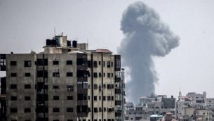 صورة تم التقاطها في 14 يوليو، 2018، تظهر دخانا يتصاعد في أعقاب غارة جوية إسرائيلية في مدينة غزة. (AFP PHOTO / MAHMUD HAMS)