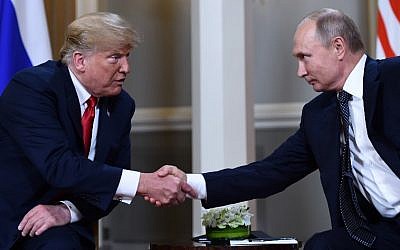 الرئيس الروسي فلاديمير بوتين (من اليمين) والرئيس الأمريكي دونالد ترامب يتصافحان قبيل اجتماعهما في هلسنكي، 16 يوليو، 2018. (AFP PHOTO/ Brendan Smialowski) الرئيس الروسي فلاديمير بوتين (من اليمين) والرئيس الأمريكي دونالد ترامب يتصافحان قبيل اجتماعهما في هلسنكي، 16 يوليو، 2018. (AFP PHOTO/ Brendan Smialowski)
