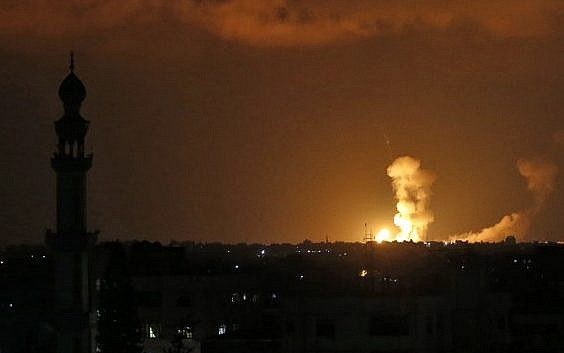 انفجارات في أعقاب غارات إسرائيلية في خان يونس جنوب قطاع غزة، 20 يوليو، 2018. (AFP Photo/Said Khatib) انفجارات في أعقاب غارات إسرائيلية في خان يونس جنوب قطاع غزة، 20 يوليو، 2018. (AFP Photo/Said Khatib)