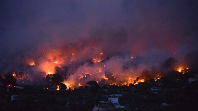 حرائق ضخمة في بلدة رافينا اليونانية، بالقرب من اثينا، 23 يوليو 2018 (AFP PHOTO/ANGELOS TZORTZINIS)