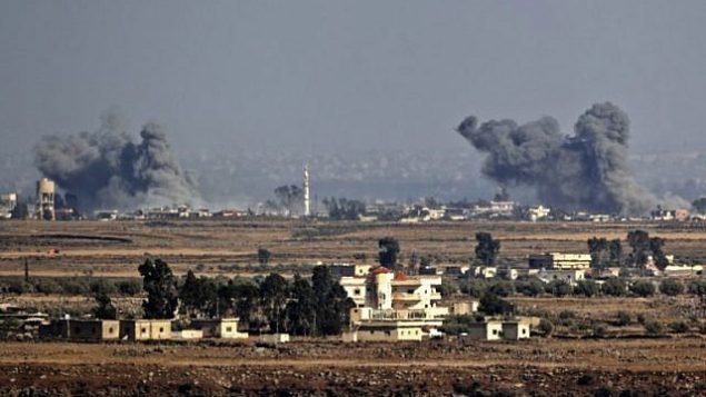 صورة تم التقاطها في 26 يوليو، 2018، بالقرب من كيبوتس عين زيفان في الجانب الإسرائيلي من هضبة الجولان، يظهر فيها الدخان يتصاعد فوق الجزء السوري من هضبة الجولان في أعقاب غارات جوية خلال هجوم تقوده قوات النظام السوري في محافظة القنيطرة الجنوبية. (AFP Photo/Jack Guez)