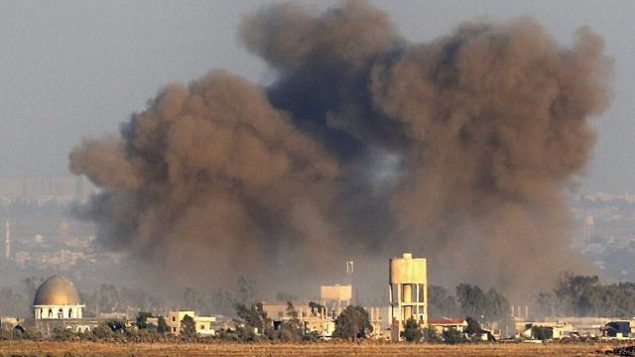 توضيحية: صورة تم التقاطها في 26 يوليو، 2018، بالقرب من كيبوتس عين زيفان في الجانب الإسرائيلي من هضبة الجولان، يظهر فيها الدخان يتصاعد فوق الجزء السوري من هضبة الجولان في أعقاب غارات جوية خلال هجوم تقوده قوات النظام السوري في محافظة القنيطرة الجنوبية. (AFP Photo/Jack Guez)