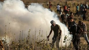 فلسطينيون يشاركون في مواجهات مع القوات الإسرائيلية على طول السياج الحدودي بين إسرائيل وقطاع غزة، شرق مدينة غزة في 27 يوليو / تموز 2018. (AFP Photo / Mahmud Hams)