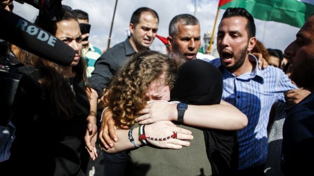 عهد تميمي تعانق والدتها عند اطلاق سراحها من السجن بعد قضاء عقوبة ثمانية اشهر، في قرية النبي صالح في الضفة الغربية، 29 يوليو 2018 (AFP / ABBAS MOMANI)