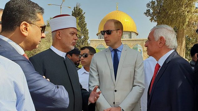 الدبلوماسي الاردني نزار القيسي، يسار، مع مسؤولين من الوقف الإسلامي والمفتي الفلسطيني للقدس، يرحبون بالامير وليام البريطاني في الحرم القدسي، 28 يونيو 2018 (British Consulate General Jerusalem)