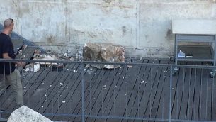 صخرة من حائط المبكى تقع في ساحة الصلاة في 23 يوليو 2018. (Courtesy/The Western Wall Heritage Foundation via the Masorti Movement of Israel)