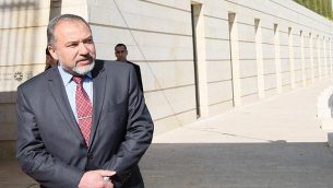 في هذه الصورة من الأرشيف يظهر وزارة الخارجية حينذاك أفيفدور ليبرمان وهو ينتظر من امام مبنى وزارة الخارجية في القدس للقاء يجمعه بنظيره الآيرلندي، إيمون غيلمور، 29 يناير، 2012.  (Kobi Gideon/Flash90)