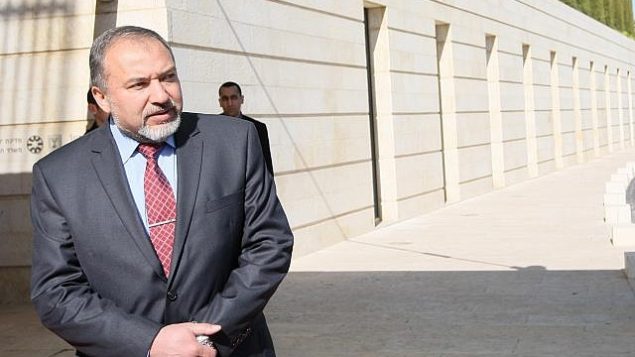في هذه الصورة من الأرشيف يظهر وزارة الخارجية حينذاك أفيفدور ليبرمان وهو ينتظر من امام مبنى وزارة الخارجية في القدس للقاء يجمعه بنظيره الآيرلندي، إيمون غيلمور، 29 يناير، 2012. (Kobi Gideon/Flash90) في هذه الصورة من الأرشيف يظهر وزارة الخارجية حينذاك أفيفدور ليبرمان وهو ينتظر من امام مبنى وزارة الخارجية في القدس للقاء يجمعه بنظيره الآيرلندي، إيمون غيلمور، 29 يناير، 2012. (Kobi Gideon/Flash90)