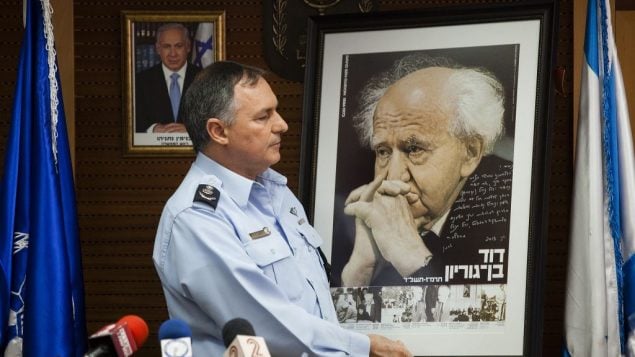 مفوض الشرطة حينها يوحنان دانينو خلال مراسيم في مقر الشرطة الإسرائيلية في القدس، 30 مايو 2013 (Flash90) مفوض الشرطة حينها يوحنان دانينو خلال مراسيم في مقر الشرطة الإسرائيلية في القدس، 30 مايو 2013 (Flash90)