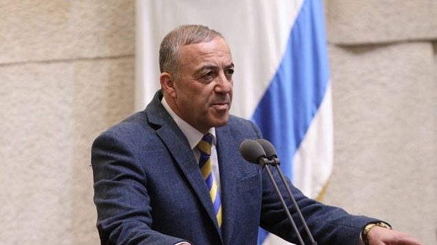 عضو البرلمان الإسرائيلي عن حزب ’كولانو’ أكرم حسون خلال أدائه اليمين القانونية في الكنيست في القدس، 1 فبراير، 2016. (Issac Harari/Flash90)