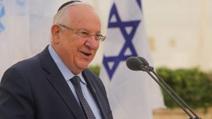 رئيس الدولة رؤوفين ريفلين يتحدث في المراسم السنوية لإحياء ذكرى ضحايا هجوم ألطالينا، في تل أبيب، 30 مايو، 2018.  (Marc Israel Sellem/Pool)