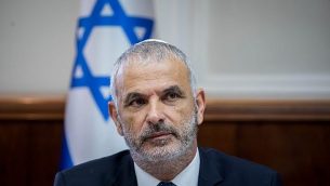 وزير المالية موشيه كحلون يحضر الاجتماع الأسبوعي لمجلس الوزراء بمكتب رئيس الوزراء في القدس في 10 يونيو 2018. (Yonatan Sindel/Flash90)
