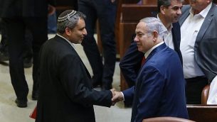 رئيس بلدية القدس بينيامين نتنياهو (من اليمين) مع وزير شؤون القدس والتراث زئيف إلكين في الكنيست في القدس، 3 يوليو، 2018.  (Noam Revkin Fenton/Flash90)