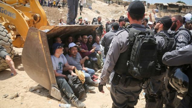 عناصر الشرطة الإسرائيلية خلال اشتباكات مع متظاهرين فلسطينيين في قرية خان الاحمر البدوية في الضفة الغربية، 4 يوليو 2018 (Flash90)