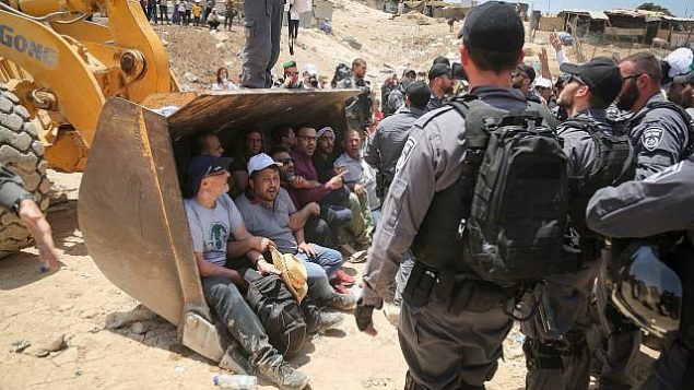 أفراد الشرطة الإسرائيلية يتشابكون مع متظاهرين فلسطينيين في قرية الخان الأحمر البدوية، 4 يوليو، 2018. (Flash90)