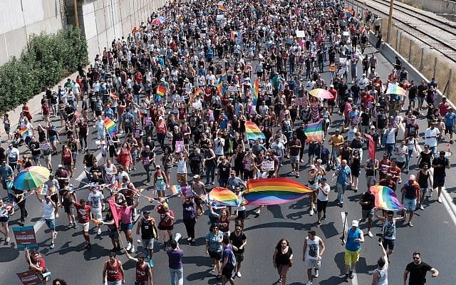 متظاهرون من أجل حقوق المثليين في مسيرة على شارع أيالون في تل أبيب، 22 يوليو 2018. (Tomer Neuberg/Flash90)