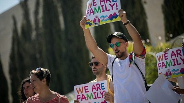 يشارك أعضاء من المجتمع للمثلي وداعميه في مظاهرة ضد تعديل قانون الكنيست الذي يحرم الأزواج من نفس الجنس من الإنجاب البديل خارج المحكمة العليا في القدس في 23 يوليو 2018. (Yonatan Sindel / Flash90)