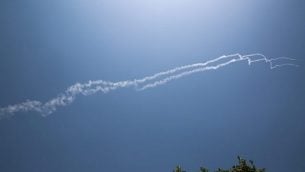 آثار الدخان لصاروخي باتريوت إسرائيليين قالت إسرائيل إنهما أسقاط طائرة مقاتلة سورية كما شوهدت في شمال إسرائيل، 24 يوليو، 2018. (David Cohen/Flash90)