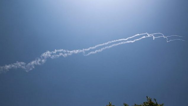 آثار الدخان لصاروخي باتريوت إسرائيليين قالت إسرائيل إنهما أسقاط طائرة مقاتلة سورية كما شوهدت في شمال إسرائيل، 24 يوليو، 2018. (David Cohen/Flash90)