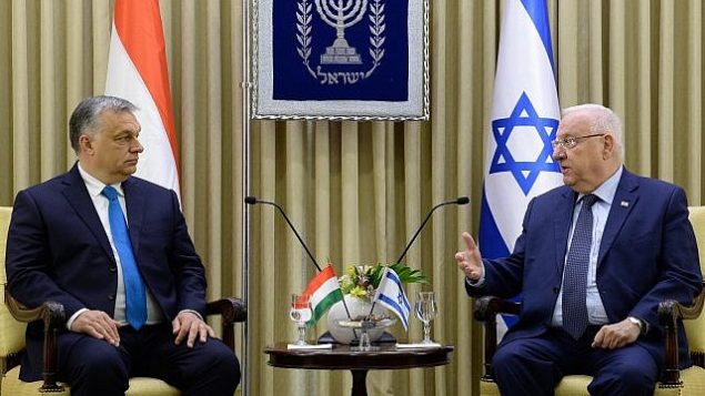 رئيس الدولة رؤوفين ريفلين، من اليمين، يستضيف رئيس الوزراء المجري فيكتور أوربان في مقر إقامته الرسمي في القدس، 19 يوليو، 2018. (Avi Kanner) رئيس الدولة رؤوفين ريفلين، من اليمين، يستضيف رئيس الوزراء المجري فيكتور أوربان في مقر إقامته الرسمي في القدس، 19 يوليو، 2018. (Avi Kanner)