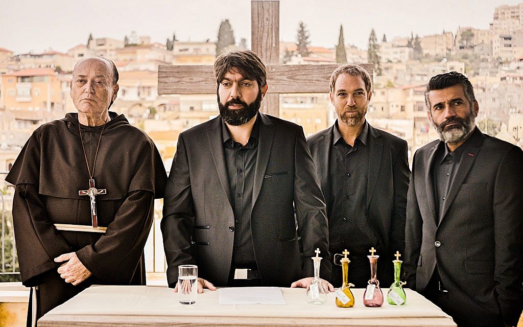 آدم، الذي يلعبه الكاتب والمخرج شادي سرور، يحصل على تأييد رجال الدين في "هواء مقدس". (© 2017 Tree M Productions)