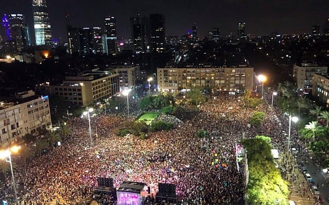 احتجاج من أجل حقوق المثليين في ميدان رابين في تل أبيب في 22 يوليو 2018. (Jacob Magid/Times of Israel)