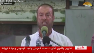 المسؤول المتشدد في حركة حماس، فتحي حماس، يلقي بكلمة خلال جنازة لثلاثة من نشطاء الجناح العسكري للحركة في 26 يوليو، 2018. (Screenshot/Facebook)