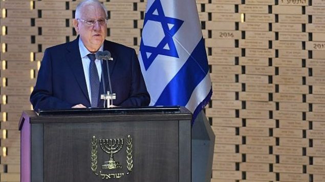 الرئيس رؤوفين ريفلين يتحدث في مراسم إحياء ذكرى الجنود الإسرائيليين الذين قتلوا في حرب غزة عام 2014 في مقبرة جبل هرتسل العسكرية في القدس في 3 يوليو 2018. (Kobi Gideon/GPO)