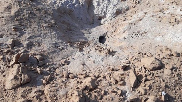 الحفرة الناجمة عن صاروخ تم إطلاقه من قطاع غزة وسقط في حقل بالقرب من كيبوتس في منطقة إشكول، 19 يوليو، 2018.
(Eshkol security) الحفرة الناجمة عن صاروخ تم إطلاقه من قطاع غزة وسقط في حقل بالقرب من كيبوتس في منطقة إشكول، 19 يوليو، 2018.
(Eshkol security)