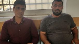 يحيى وخالد يوسف، اقرباء محمد يوسف الذي طعن ثلاثة اسرائيليين، وقتل احدهم. 29 يوليو 2018 (Adam Rasgon/Times of Israel)