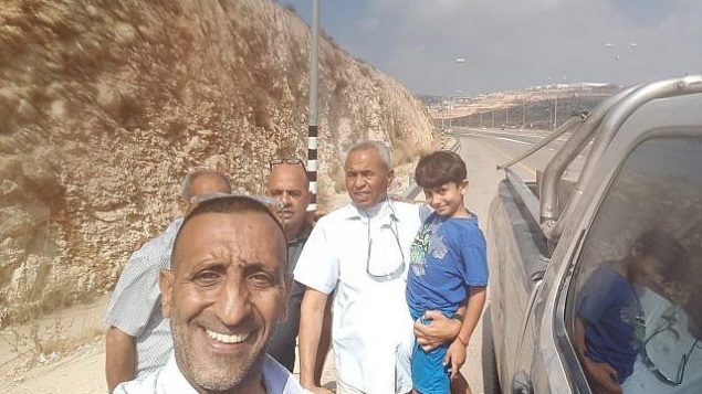 العربي الإسرائيلي البالغ من العمر سبع سنوات، كريم جمهور (إلى اليمين)، من قلنسوة عقب إطلاق سراحه بعد أن احتجزه الخاطفون في الضفة الغربية في 13 يوليو / تموز 2018. (الشرطة الإسرائيلية) العربي الإسرائيلي البالغ من العمر سبع سنوات، كريم جمهور (إلى اليمين)، من قلنسوة عقب إطلاق سراحه بعد أن احتجزه الخاطفون في الضفة الغربية في 13 يوليو / تموز 2018. (الشرطة الإسرائيلية)