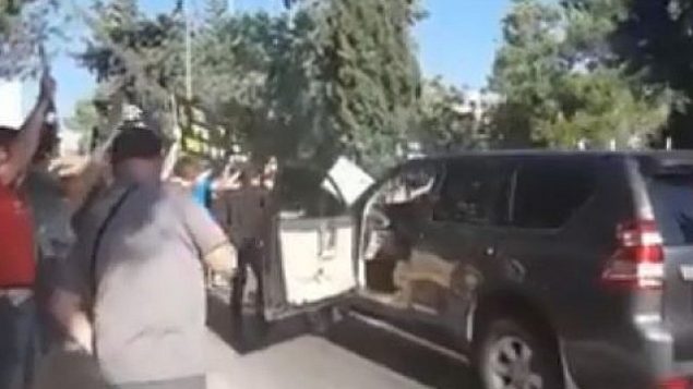 متظاهرون يعترضون موكب رئيس الوزراء المجري فيكتور أوربان خلال مغادرته لمتحف ’ياد فاشيم’ في 19 يوليو، 2018. 
(لقطة شاشة: Twitter)