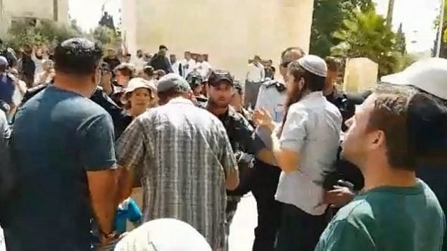 زورا يهود يتواجهون مع الشرطة في الحرم القدسي، 22 يوليو، 2018. (لقطة شاشة: Facebook)