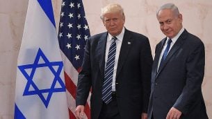 الرئيس الامريكي دونالد ترامب ورئيس الوزراء بنيامين نتنياهو في متحف اسرائيل في القدس، 23 مايو 2017 (Mandel Ngan/AFP/Getty Images via JTA)
