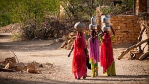 صورة توضيحية لنساء يحملن الماء في إحدى القرى في الهند (FrankCornfield؛ iStock by Getty Images)