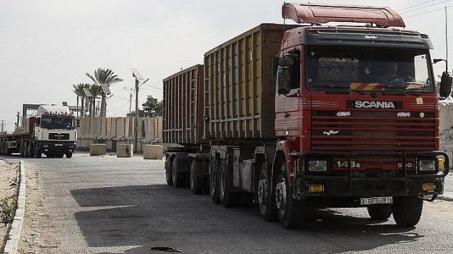 شاحنات عند بوابة معبر كرم أبو سالم، نقطة العبور الرئيسية للبضائغ الداخلة إلى غزة، في مدينة رفح جنوب القطاع، 17 يوليو، 2018. (AFP PHOTO / SAID KHATIB)
