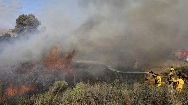 رجال إطفاء يعملون على إخماد حريق قرب مدينة سديروت الجنوبية ناجم عن بالون حارق أُطلق من قطاع غزة في 31 يوليو 2018. (AFP Photo/Menahem Kahana) رجال إطفاء يعملون على إخماد حريق قرب مدينة سديروت الجنوبية ناجم عن بالون حارق أُطلق من قطاع غزة في 31 يوليو 2018. (AFP Photo/Menahem Kahana)